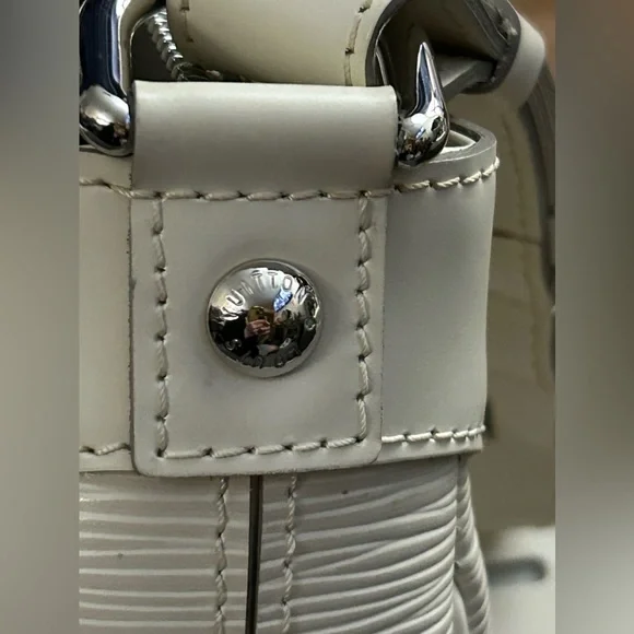 SOLD This is a gorgeous, authentic Louis Vuitton. Feel free to send offers. - Picture 7 of 16